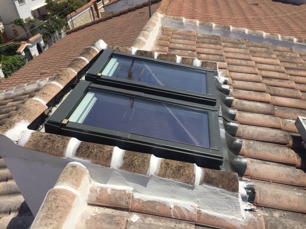 cristaleria pelayo instala ventana para tejado