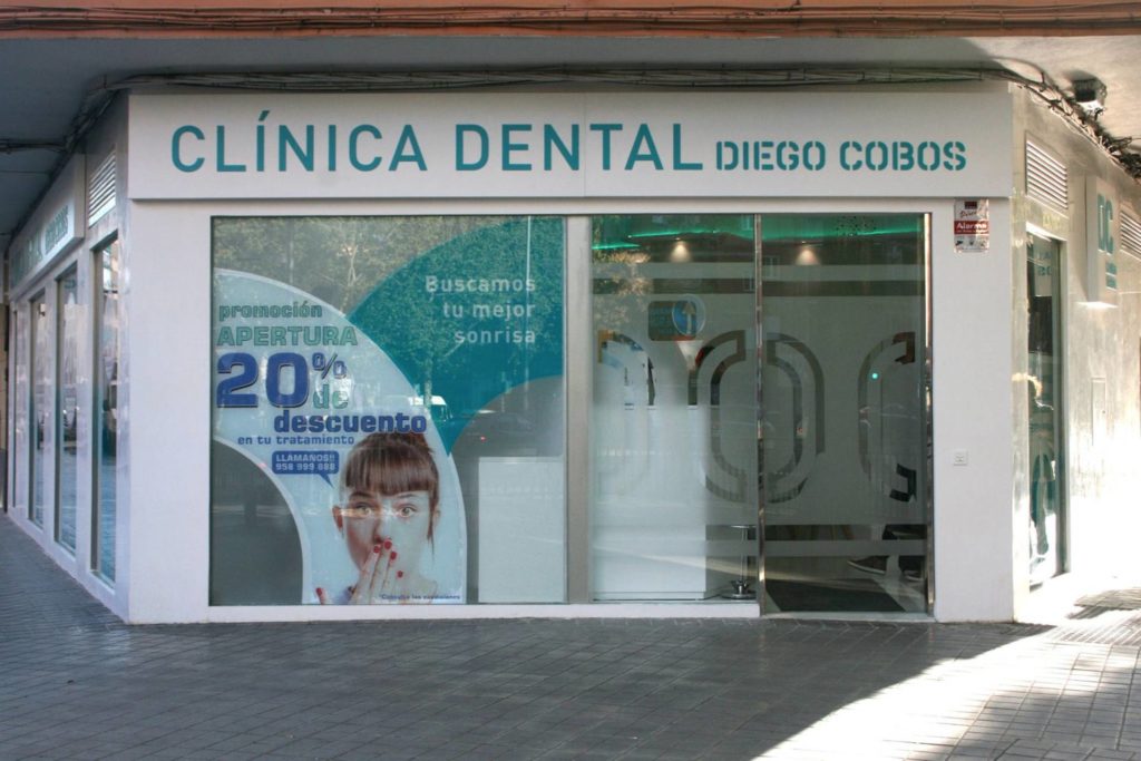 instalacion de vidrios en clinica dental granada