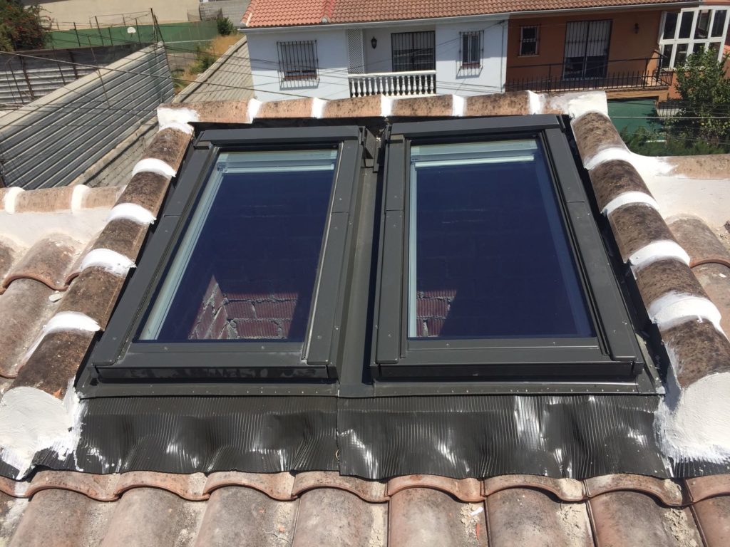 ventana en tejado con apertura vertical