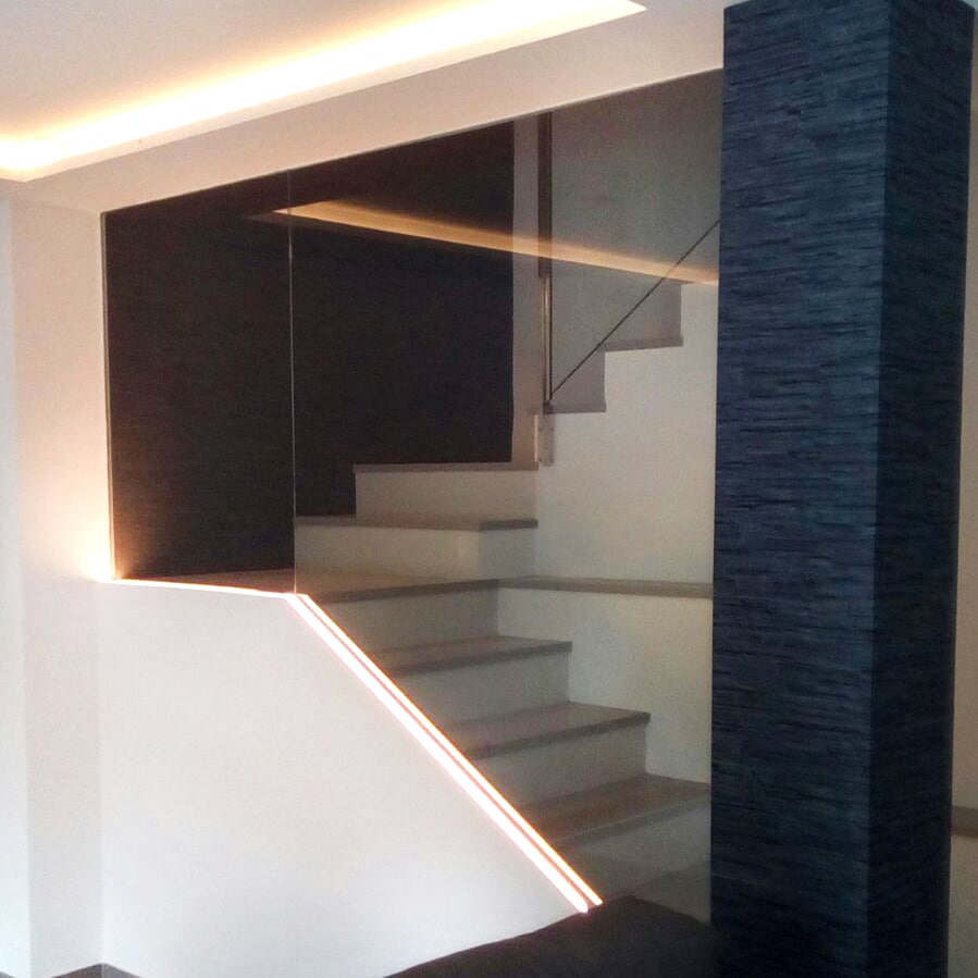 La función de la barandilla de cristal para escaleras interiores