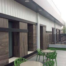 Proyecto Instalación ventanas y puertas en Tanatorio en Loja