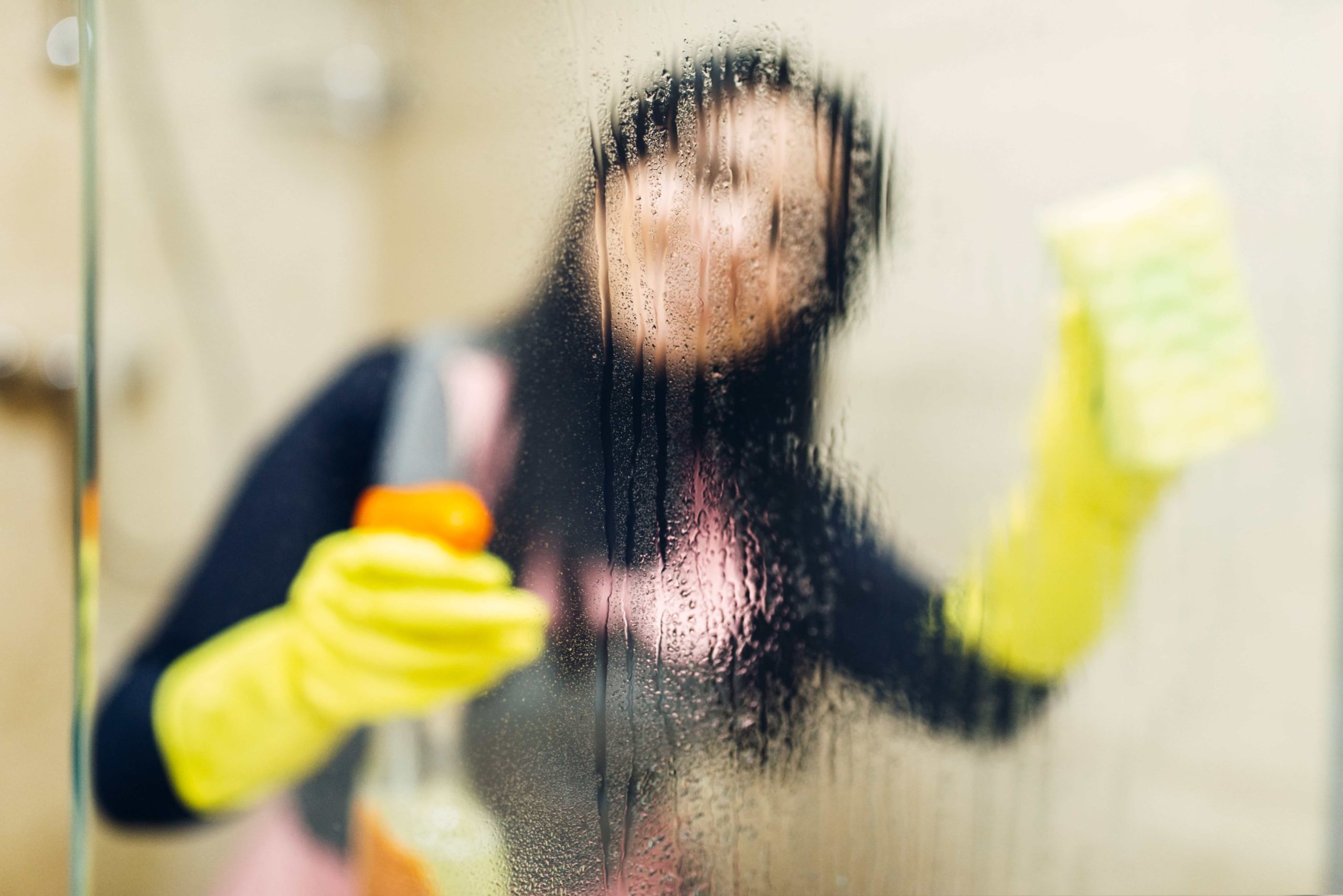 Como mantener limpia la mampara de baño con poco esfuerzo 