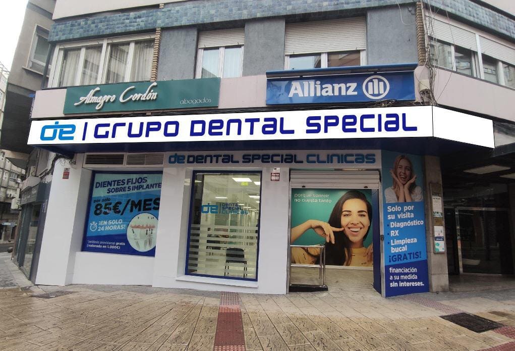 Instalación de paneles composite, carpintería metálica y vidrio laminar para clínica dental en Jaén