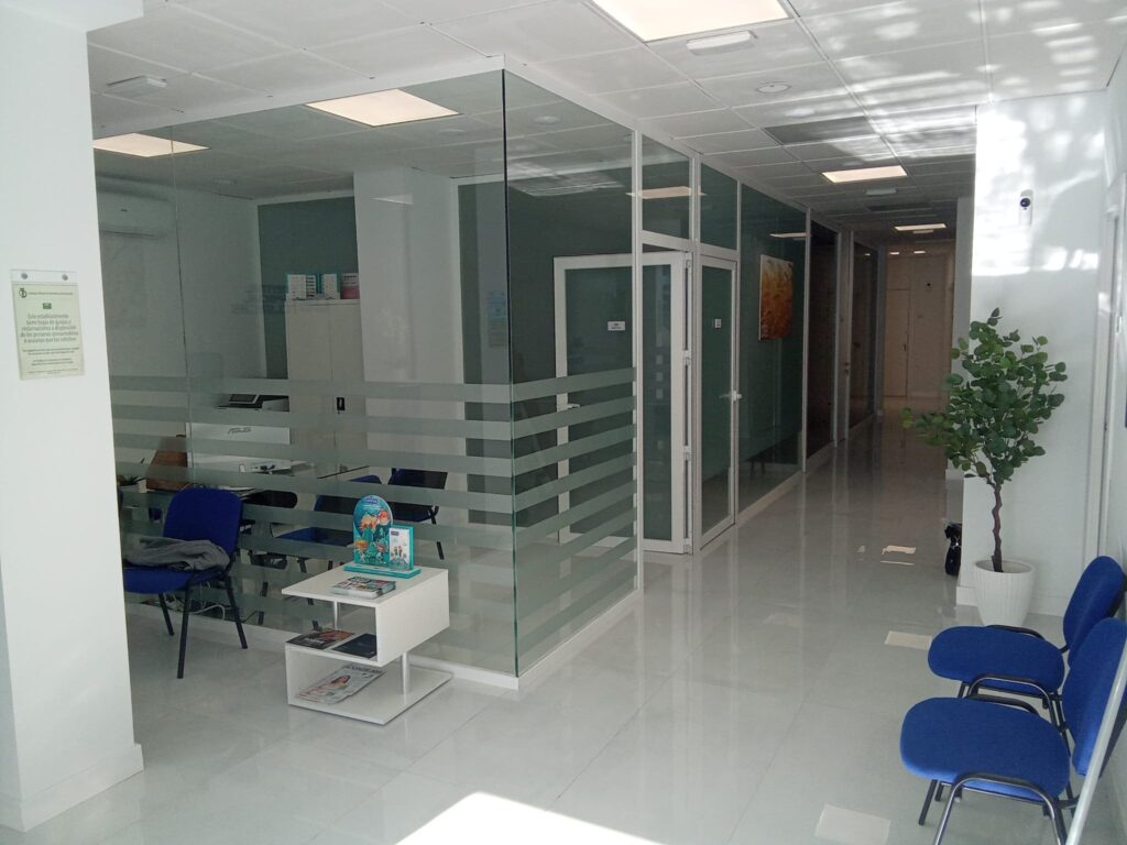 Interior, después.
Instalación de fachada en panel composite, carpintería de aluminio y vidrio laminar para clínica dental en Jaén.