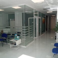 En este trabajo, presentamos la instalación de fachada en panel composite, carpintería de aluminio y vidrio laminar para una clínica dental en Jaén.